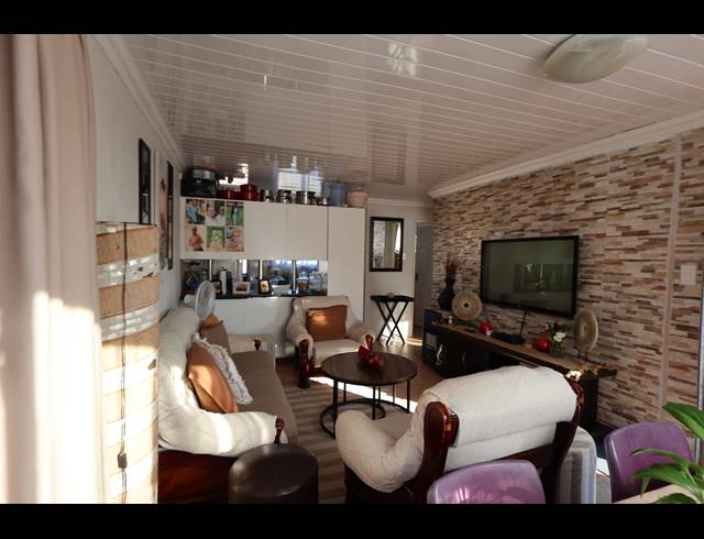 2 BEDROOM HOUSE FOR SALE IN BREIDBACH